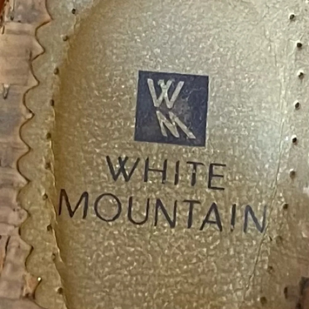 𝅺WHITE Mountain Gold Glitter Wedges Size 9.5M